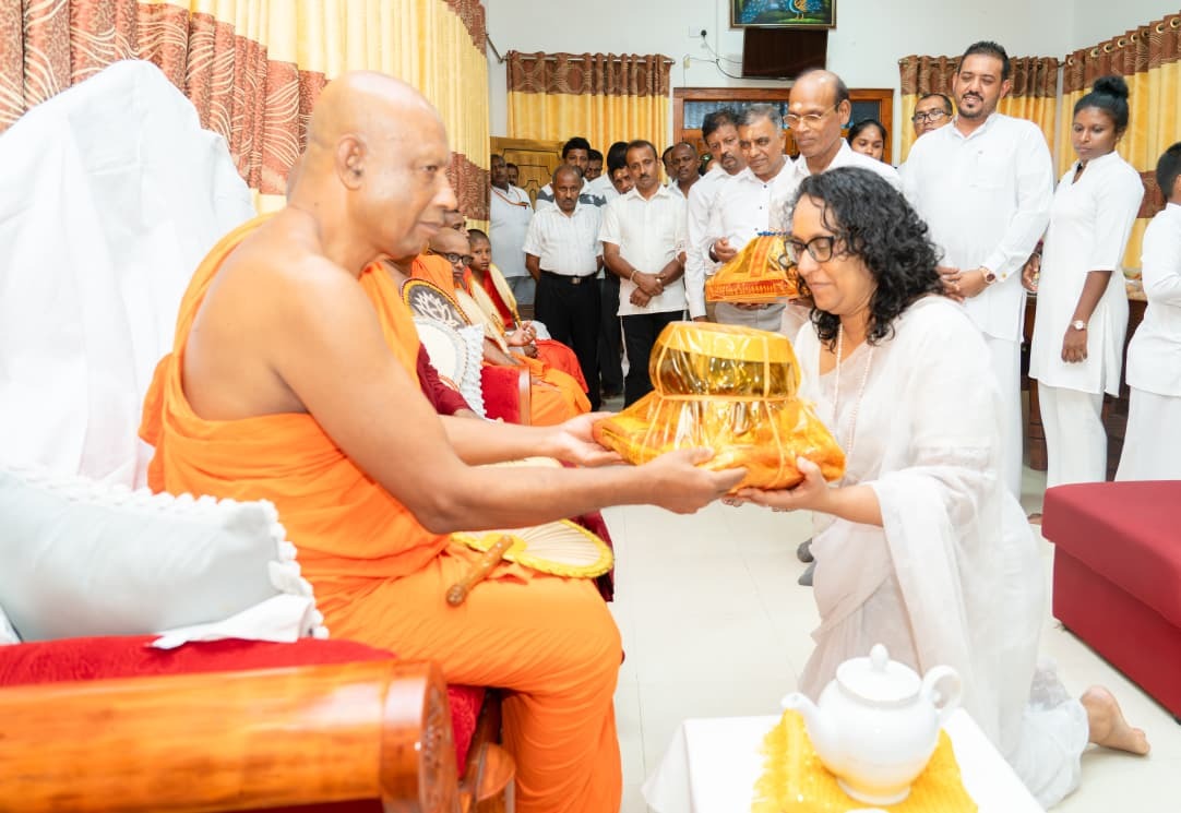අගමැතිනී හරිනි අමරසූරිය කතරගම පුදබිම වැඳපුදා ගනියි
