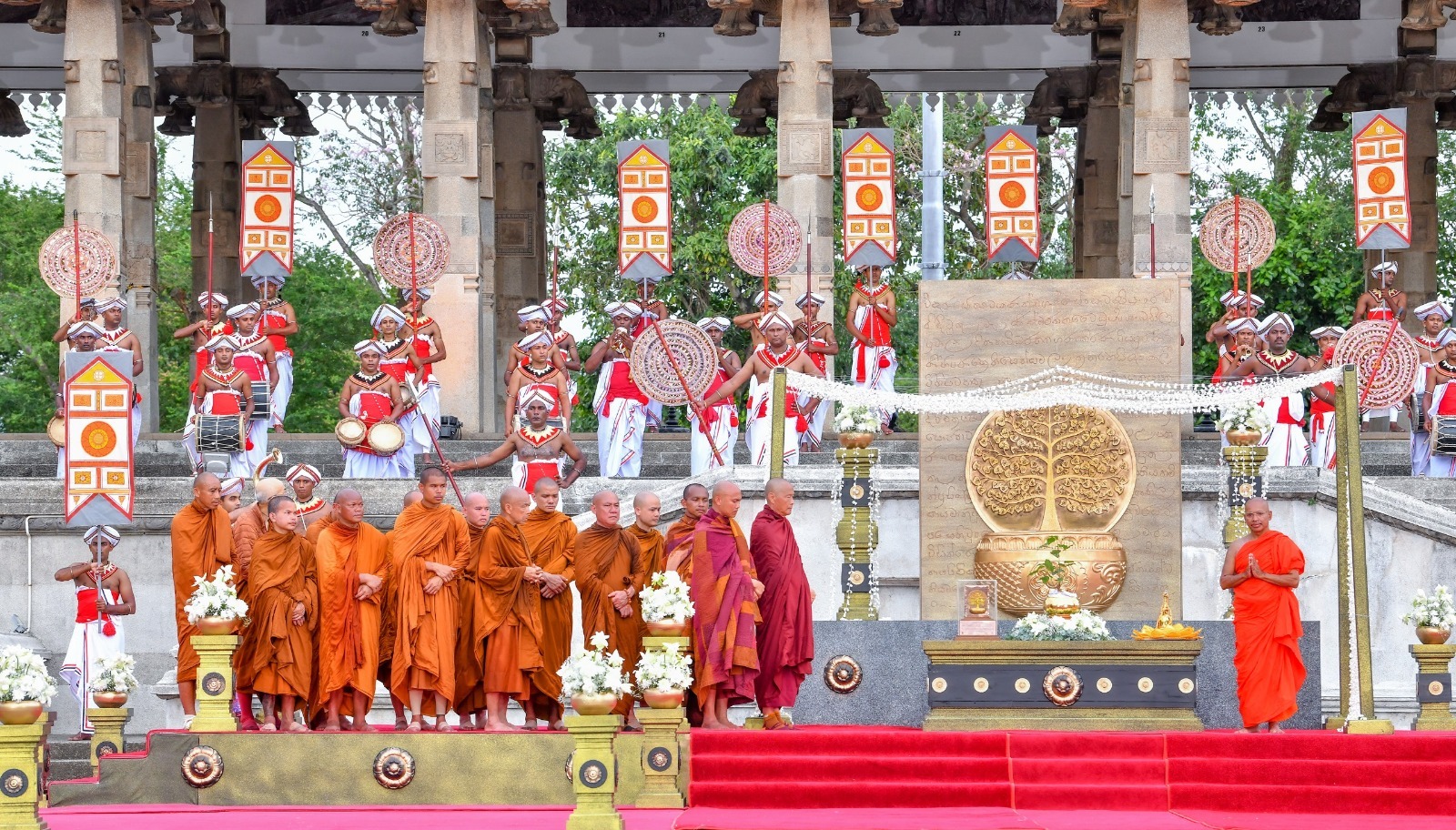 “ඒහි පස්සිකෝ” සාම පාගමනින් පසු භික්ෂූන් වහන්සේලා දිවයිනෙන් පිටත්ව යති