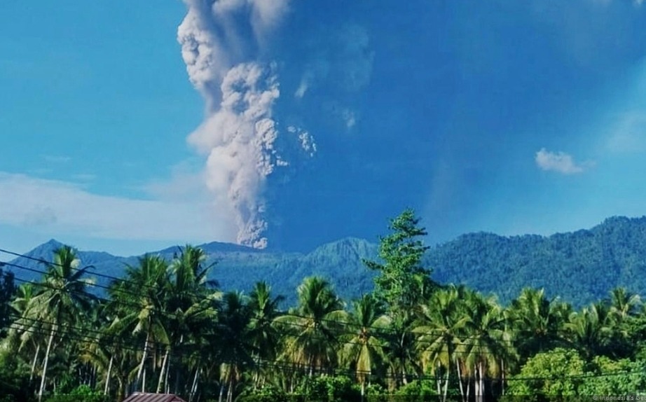 ඉන්දුනීසියාවේ ඩුකෝනෝ ගිනිකන්ද සක්රිය වීමෙන් කඳු තරණකරුවන් 3ක් මරුට