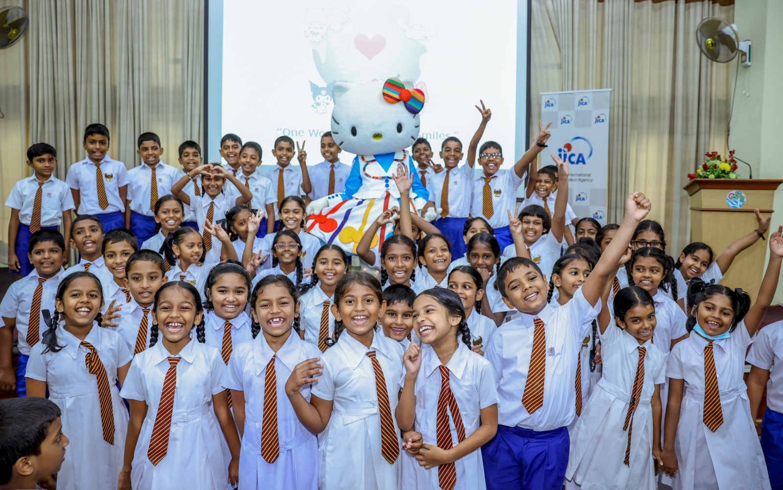 Hello Kitty සමඟ ප්ලාස්ටික් ගැන දැනුවත් කිරීමේ වැඩසටහනක්